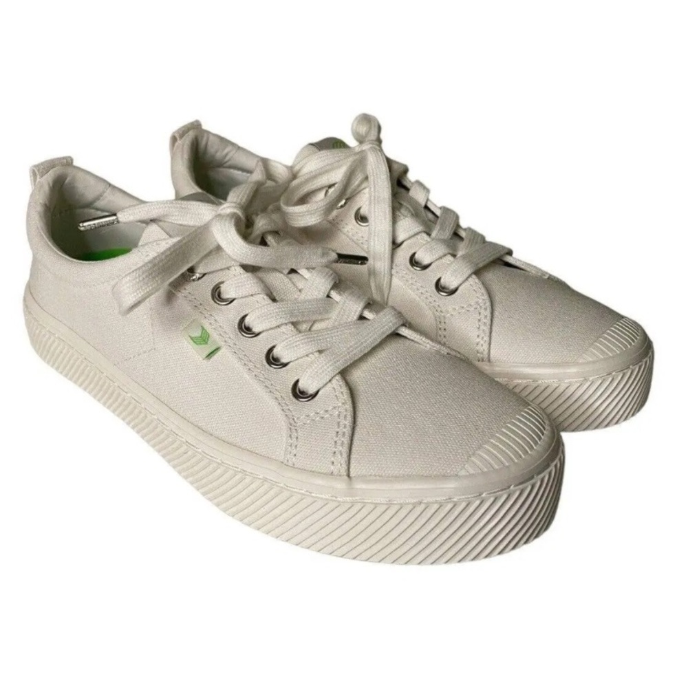 Cariuma OCA low canvas white lace up sneakers